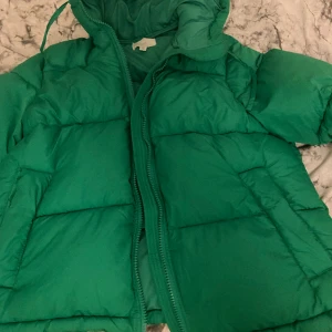 Puffer jacka - Säljer min fina puffer jacka grön färg från hm , tyvärr kommer inte till användning. Storlek S. Säljer för 250kr + frakt som ligger på 90kr. Priset kan sänkas