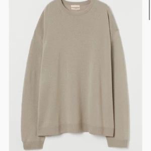 Kashmir/cashmere tröja - Säljer nu min slutsålda beiga Kashmir tröja från hm. Köpt för 1199 och säljer för 500kr. Tröjan är i fint skick (inte noppig). Storlek xs men tröjan är oversized så passar även S och M utan problem. Skriv för bilder på hur den sitter på🥰