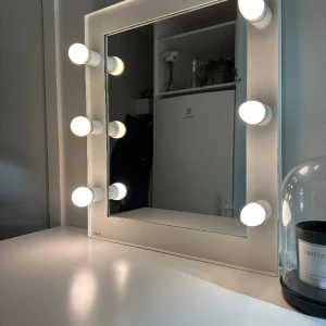 Smink spegel - Väldigt fint skick. Säljer denna för att jag köpt en större spegel. 50x60 på spegeln. Lampor till spegeln medföljer.