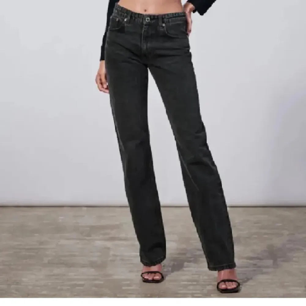 Säljer min gråa zara jeans i bra skick. Kom med bud om du är intresserad. Storlek 36. Skriv pm du har frågor eller för mer bilder. Jeans & Byxor.