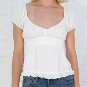 Brandy Melville topp - Säljer denna superfina och populära vita sommartopp/blus från Brandy Melville💓Knappt använd därav i superfint skick💖💖