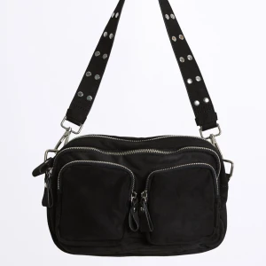 Gina Tricot Connie - Jag säljer nu min Connie väska från GinaT❤️ Den är väl använd (se bilder). Finns inga andra slitage på själva väskan! Kontakta för mer frågor/bilder❤️