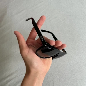 RayBan Boyfriend, RB4147 -  Tja! Säljer nu mina raybans. Använda 3-4 gånger, och säljs då jag inte riktigt gillar denna modell. De är i nyskick, och inga defekter eller skador. Lensen heter ”graident gray” och är färg grå/ljusblå. kvitto finns, priset kan förhandlas