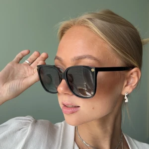 Gucci solglasögon - Använt fåtalgånger, säljer pga att jag tycker de är lite stora på mitt ansikte. Ser nästan helt oanvända ut och fodralet är helt oanvänt, putsduken är fortfarande inplastad. Köpta för ca 3000kr på synsam. Kan mötas i Sthlm, eller skicka via post.