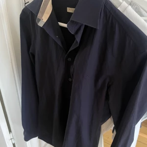 BURBERRY SKJORTA  - Säljer en snygga blåa Burberry skjorta i storlek S.   Använd endast ett fåtal gånger, skick 10/10. Hör av dig vid minsta fundering!  