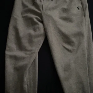 Polo Ralph Laurent sköna mjukis byxor - Den är i väldigt bra skick då jag inte kan nämna något problem med byxorna. Jag fick byxorna i present då dom bara ligger och nt används. De är väldigt bekväma och sitter perfekt på mig som är 181cm lång. Priset är rörligt vid intresse!