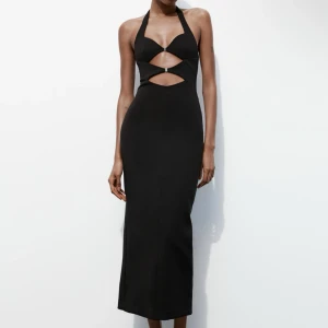 Klänning zara - Säljer denna klänningen från zara som är helt oanvänd med prislappen kvar. 