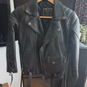 Vintage leather jacket  - I never used it, has absolutely no signs of use, has a very good quality leather. Quite heavy, thick skin. 