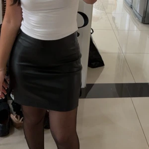 Svart skinn kjol - Svart skinn kjol från bikbok säljes, inga defekter eller liknande . Skriv vid frågor eller intresse 🩷