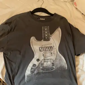 Nirvana t-shirt tappade bort min första men så köpte en ny men hittade den igen😅 Aldrig använd 