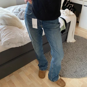 Mid-rise zarajeans - Säljer dessa mid-rise jeans från zara som aldrig kommit till användning *prislappkvar!! Storlek 40 och passar bra i längden på mig som är 175 cm lång☀️ pris kan diskuteras.