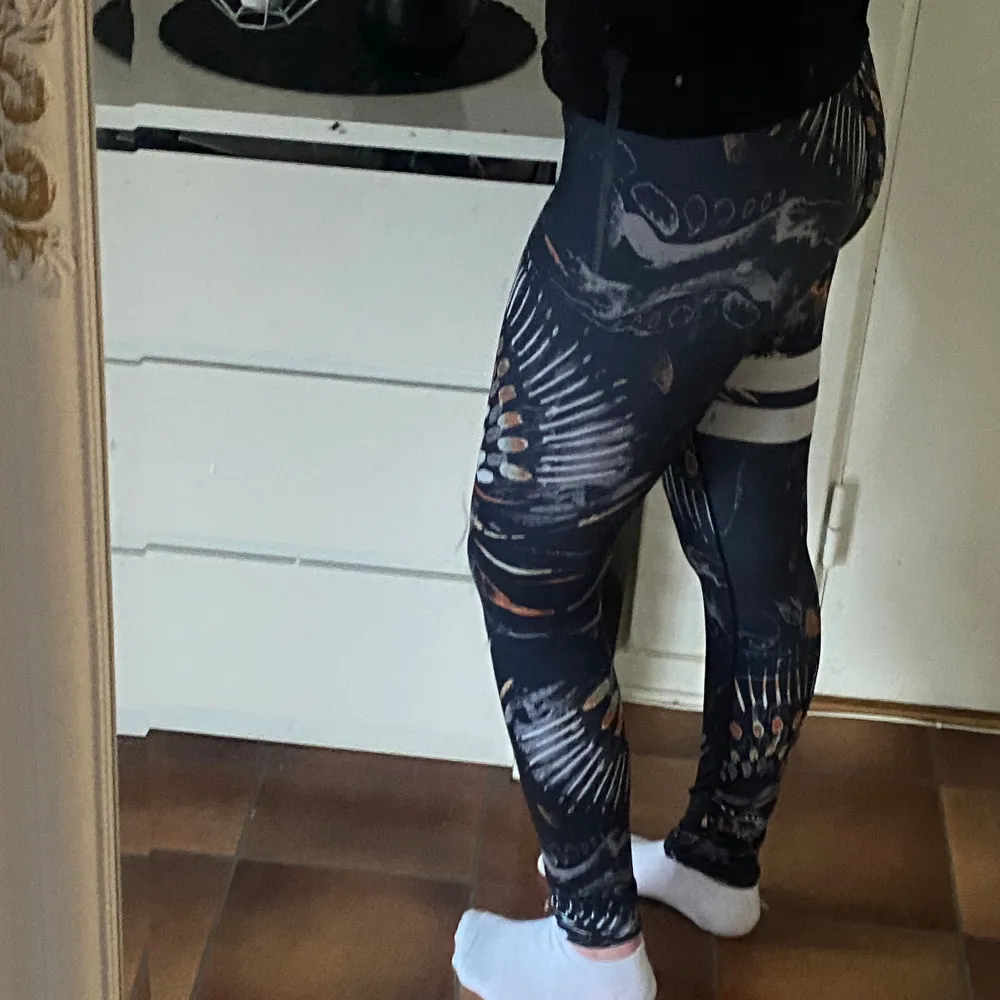 Ordinarie pris 600:- , fina linjer på och de är Stronger, skriv för mer bilder💕. Sportswear.