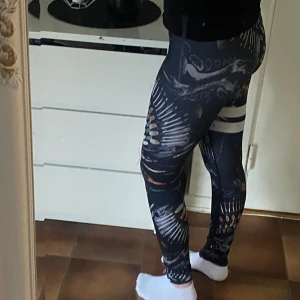 Stronger tights  - Ordinarie pris 600:- , fina linjer på och de är Stronger, skriv för mer bilder💕