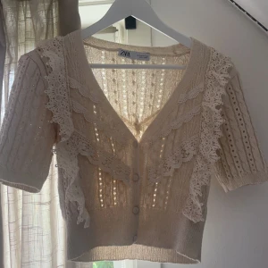 Zara topp/kofta - Säljer denna super söta toppen/ koftan från zara som är slutsålt.