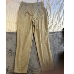 Beige tygbyxor - Säljer de här beige byxorna, använt kanske 1-2 gånger. Har så mycket byxor just därför. Så i bra skick är dem 💛