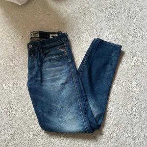 Replay anbass - Säljer du dessa trendiga jeansen från Replay som är i storlek 32/32. Jeansen har en skada som du kan se på sista bilden men utöver det så är dom väl omhändertagna. Tveka inte på att höra av dig om du undrar över något. Priset kan diskuteras.🤝