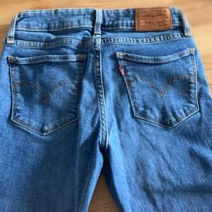 Ett par super fina lågmidjade jeans från Levis. Modellen säljs inte längre då jag ärvt de från min moster. Säljer de pågrund av att jag växt ur de.  Orginal pris:899kr  Priset kan diskuteras.