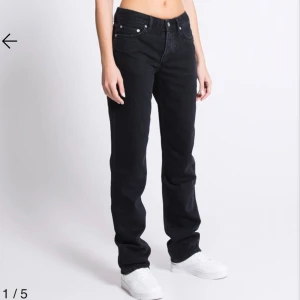 Low straight jeans - Lågmidjade, raka jeans från Lager 157 i modellen icon och färgen black used. De är i bra skick men lite urtvättade.  Midjemått rakt över: 36 cm Innerbenslängd: 83 cm  Bara att skriva om du undrar något🤗