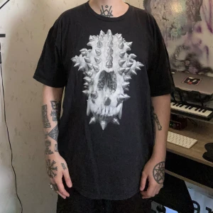 CVLT NATION ”Studded Skull” sz XL - Omåttligt cool t-shirt från nedlagda CVLT NATION med tryck på fram och baksida. I size XL men sitter mer som en L. I använt skick men inga tendenser till hål eller sprickor i trycket. Jag på bild är 175cm ⚔️