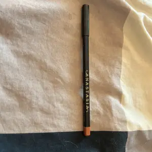 En fin läpp penna från anastasia i färgen caramel  Det är bara att skriva ifall du har frågor och det går jättebra att pruta!😊  #lipliner #läpppenna #smink #makeup