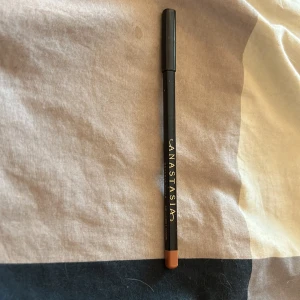 Lip liner - En fin läpp penna från anastasia i färgen caramel  Det är bara att skriva ifall du har frågor och det går jättebra att pruta!😊  #lipliner #läpppenna #smink #makeup