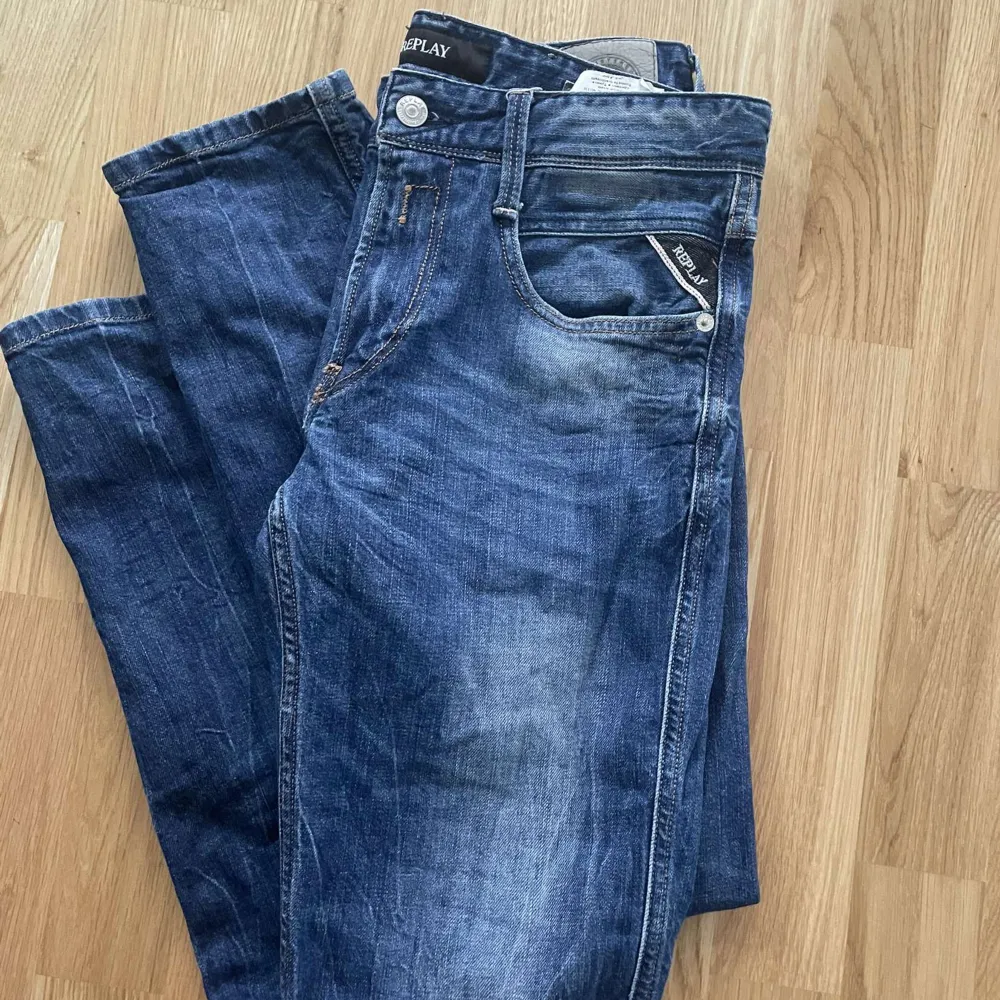 Snygga mörkblå jeans från replay i modellen anbass. Riktigt snygg tvätt skicka 8/10. Jeans & Byxor.