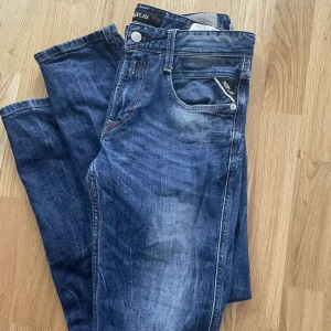 Replay anbass - Snygga mörkblå jeans från replay i modellen anbass. Riktigt snygg tvätt skicka 8/10