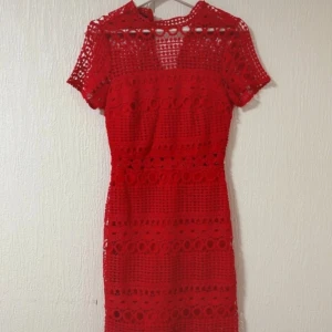 Klänkkng - Röd klänning använd några timmar 