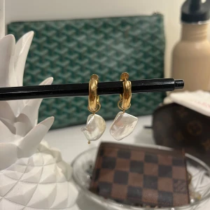 Guld örhängen  - Super fina guldörhängen med en vit sten, finns möjlighet att ta av stenarna och endast ha guldiga ringar.💕Nyskick