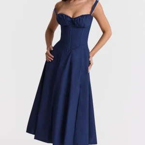 House of CB CARMEN dress - House of CB CARMEN klänning. HELT NY!! Aldrig använt!! jätte fin på, storlek L. Den sitter lite tight på mig annars super super fin🥹Säljer det billigare än jag köpte!!!🤍