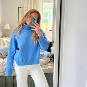Blå tjocktröja - Blå tjocktröja med super fin färg🤩Inte använd många gånger. Stl S men passar även M