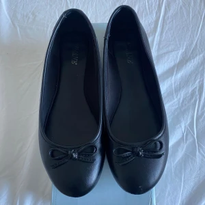 Ballerinaskor - Supersöta ballerinaskor med rosetter!!                            (Smått slitage som syns på bilderna men annars i gott skick)❤️❤️