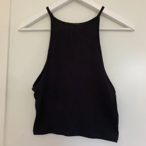 Svart linne  - Jag säljer ett svart Zara linne i storlek M, linnet har använt ett fåtal gånger och är i ett bra skick!