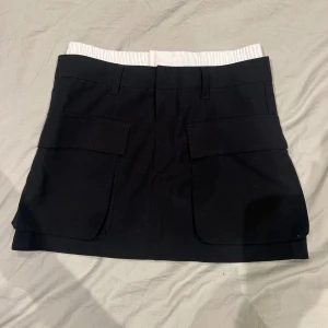 Cool kjol - Super snygg kjol från bershka!🤗Aldrig använd. Stl S💕💕