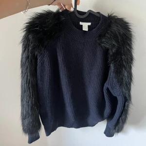 Fluff tröja  - Nice fluffig tröja från hm aldrig använd . Inga defekter nyskick . Storlek S.