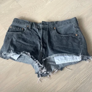 grå Levis shorts  - Superfina Levis shorts, osäker på storlek men passar S skulle jag säga💘