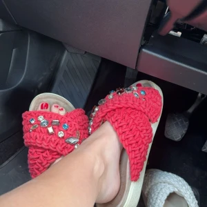 Inuikii tofflor - Säljer mina coola röda tofflor från inuikii🎸🎸