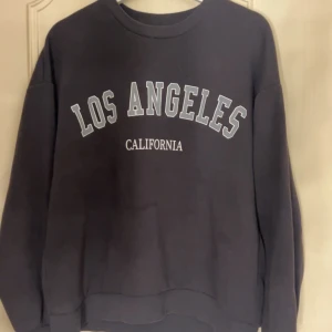 Hooodie - Hoodie från Gina. Storlek L men jag som är s/M använder den så den passar de med. Använd mycket men inget tecken på effekt🩷