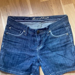 Lågmidjade Shorts - säljer dessa shorts då de inte passar längre. De är lågmidjade och sitter tajt. De är i storlek 36 i midjemått. 💓