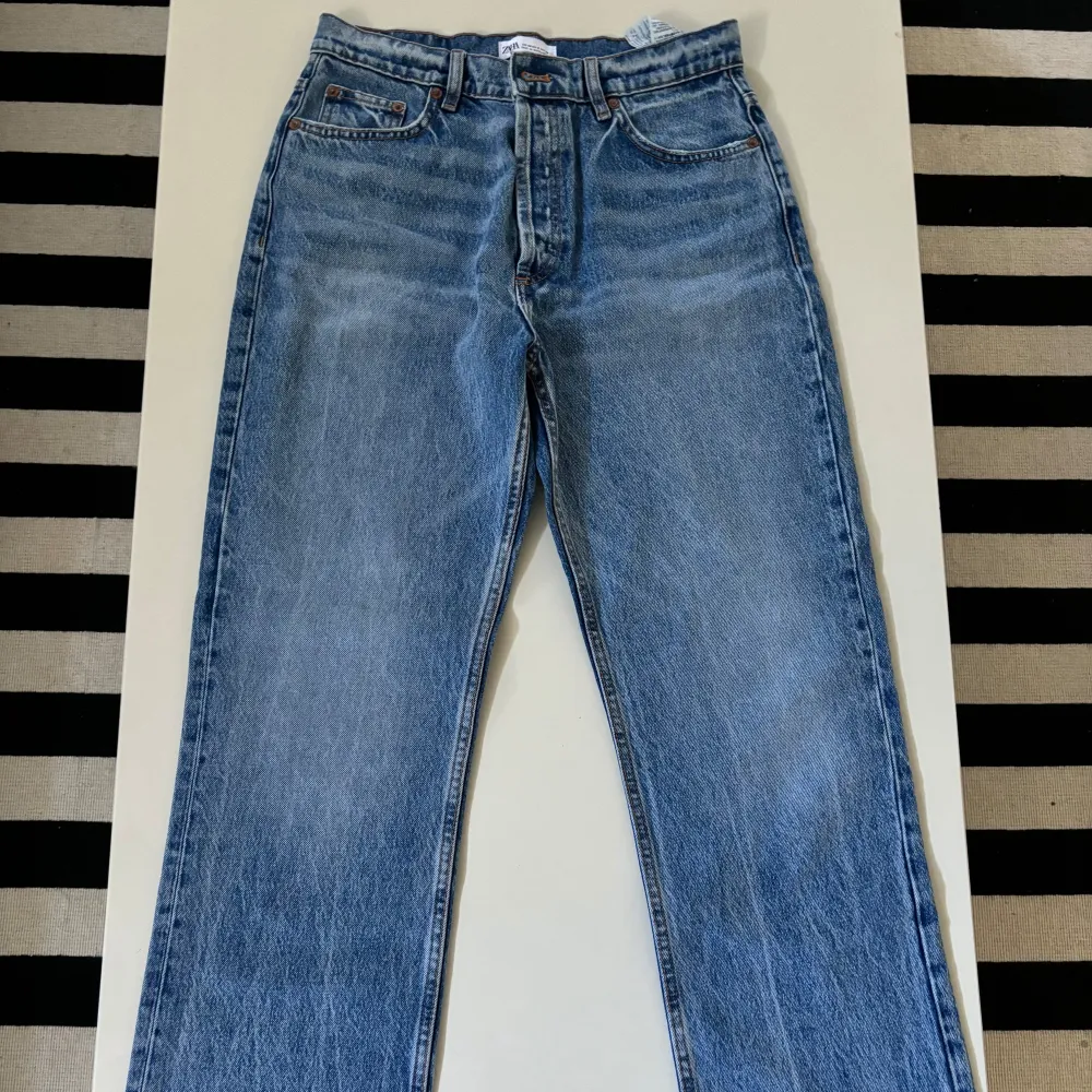 Virala zara jeansen, straight leg Storlek: EUR 40 Aldrig använda, därför nyskick. Jeans & Byxor.