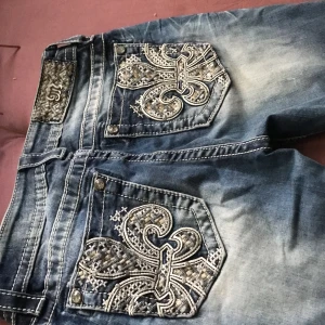 Bra pris  - Site snygga jeans som man måste ha vintrige ingen skada på plagget ficorna 10-10 bah lite för små för mig 