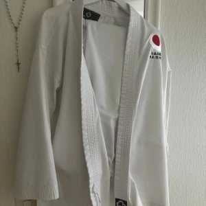 Karate dräckt  - Säljer en av mina gamla dräkter då den är för liten, den är som ny och har inga fläckar eller skador. Ett vitt bälte kommer på köpet oxå