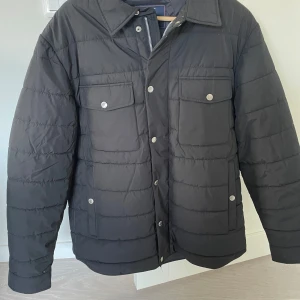 Bondelid jacka  - Bestälde hem men var för stora. Endast testad annars aldrig använd. Mycket bra skick inga defekter. Hör av er vid frågor. 