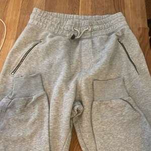 Grå mjukisbyxor - Oanvända mjukisbyxor, fickor med dragkedja 