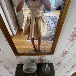 Klänning - Jättefin klänning!!💝💕💖 Vet tyvärr inte original priset du den är slutsåld men jag köpte den dyrt på plick. Priset kan diskuteras!