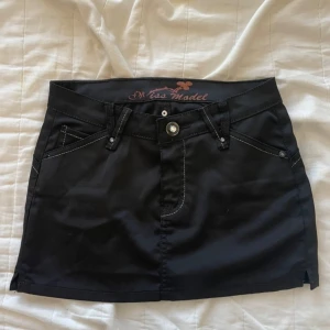 Svart minikjol - Jätte gullig kjol som jag aldrig använt. Säljer eftersom den är för liten för mig💗