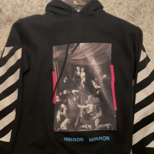 Off white hoodie - Hej jag säljer min off-White hoodie. Den ör riktigt skönt och perfekt till alla väder. Skriv om ni är intresserade! Nypris 5500kr