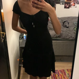 Söt klänning  - Jätte fin klänning som är köpt secondhand. Drar bak den i bilden då den är för stor för mig. Pris kan diskuteras 🩷