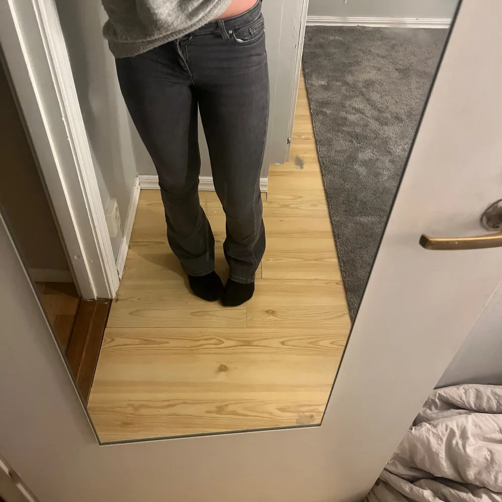 jag är en tjej på 165cm lång, säljer för jag växer ur dom snart. knappt använda och inga skador. byxorna är större för sin storlek. köpta för 400kr. Jeans & Byxor.