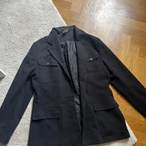 Kostymjacka - Kostymjacka köpt second hand, storlek 44 passar oversized på mig som har storlek S